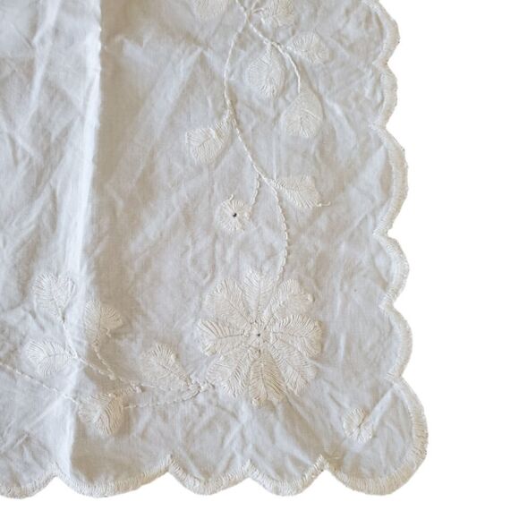 Vintage 1930s Linen Placemat or Doily, White Scalloped Floral Embroidery 23 X 15 - Picture 4 of 8